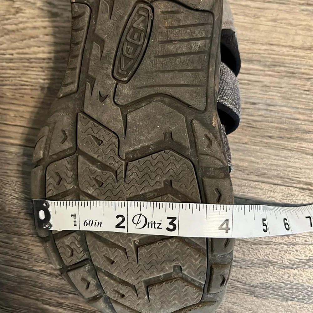 Keen Sandals Unisex Black and Grey Close Toe Sandals Shoes Sz 4